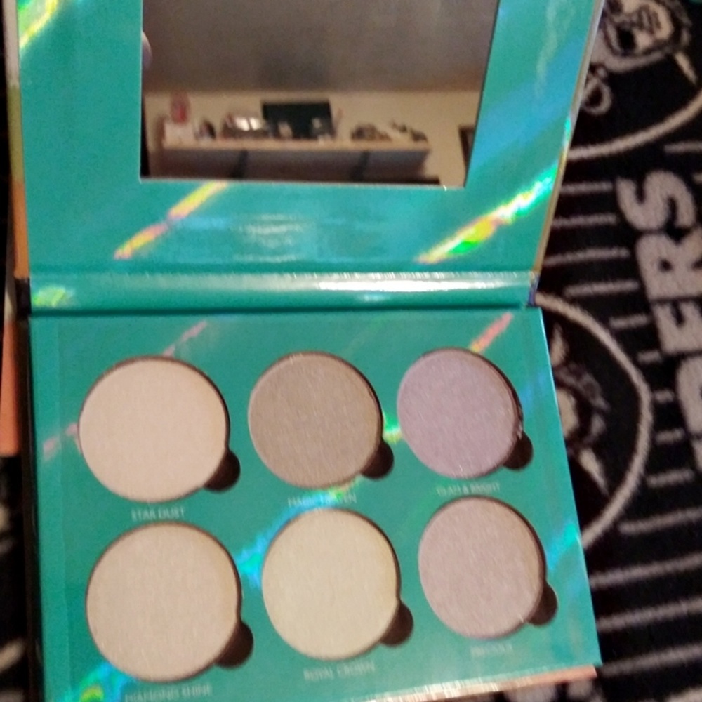 MAKEUP - Picture 3 of 8